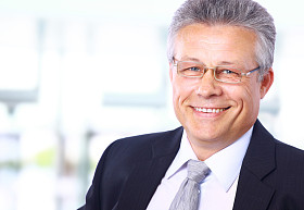 微笑快乐高级商务男人的肖像图片