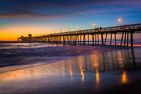 钓鱼码头看日落之后，在帝国海滩加利福尼