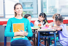 快乐漂亮的女老师，与她多种族的 schoolchildr