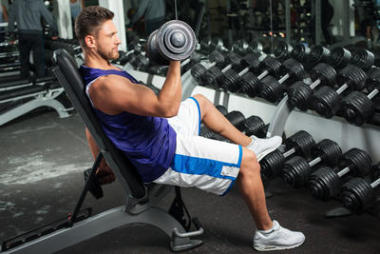 强大肌肉男子举重