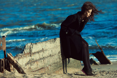 滿長的美麗的黑發(fā)女郎，長長的卷發(fā)的畫像