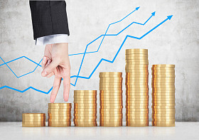 行走在硬币上的手照片