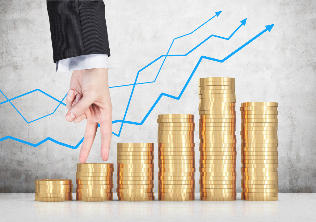 行走在硬币上的手照片