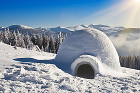 在雪地上的冰屋图片
