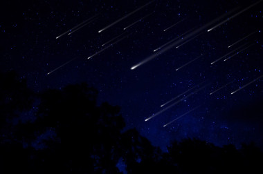 流星雨在夜晚的天空圖圖片