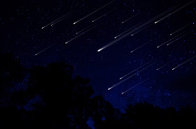 流星雨在夜晚的天空图图片