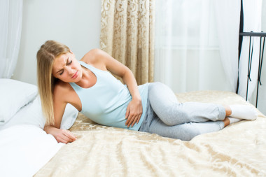 女人在肚子里有疼痛圖片