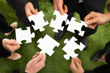 拼圖游戲的雙手圖片