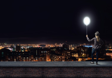 年輕女子控股氣球圖片