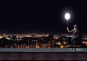 年轻女子控股气球图片