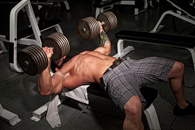 男性健美先生工作在健身房