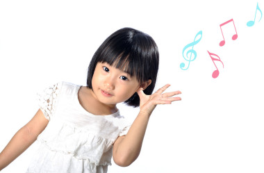 聽(tīng)音樂(lè)在自然中的小亞洲女孩