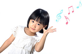 听音乐在自然中的小亚洲女孩