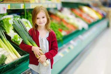 小女孩選擇韭菜照片