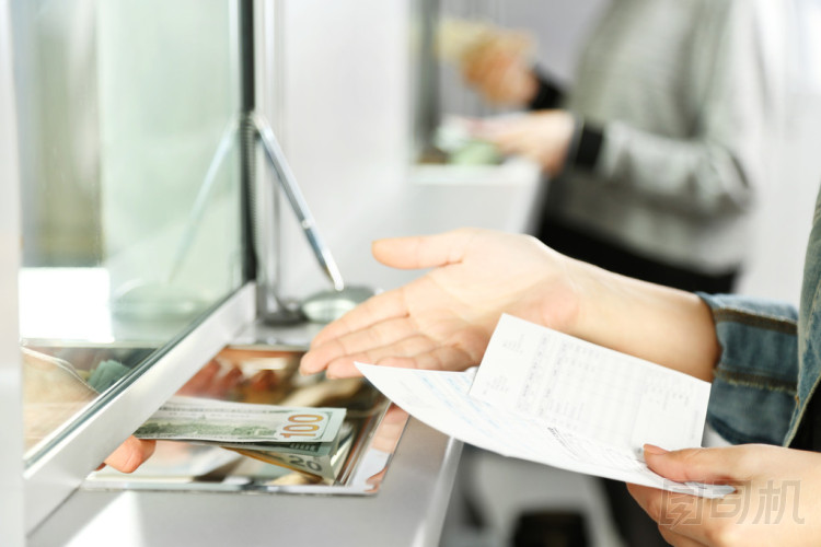 用錢現(xiàn)金部窗口中的女性手。貨幣交換概念