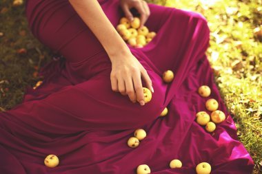 美麗的女孩在秋季花園