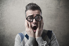 震惊了有趣的家伙，用手中的头