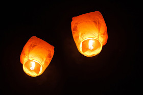 在夜晚的天空中两个天灯照片