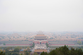 笼罩在污染从景山公园，北京的紫禁城的视图