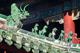 中国传统屋顶监护人在喇嘛庙，北京