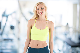 健身适合年轻的金发女人靠体育健身站