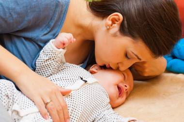 母親帶著她哭鬧的嬰兒