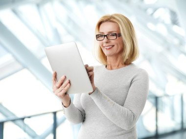 有效業(yè)務(wù)女人與平板電腦圖片