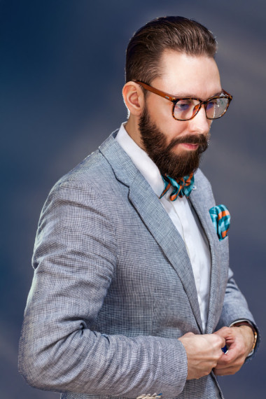 一個(gè)英俊的時(shí)尚年輕人的畫像