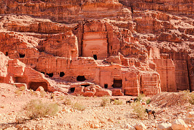 在失落城佩特拉墓葬