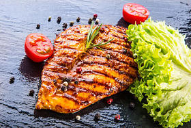 牛排的鸡胸肉橄榄油樱桃西红柿辣椒和迷迭香药草