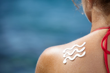 女孩回到了晒伤和太阳的乳液图片