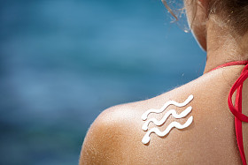 女孩回到了晒伤和太阳的乳液图片