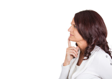 側配置文件嚴重美麗成熟的女人的思考