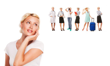 職業(yè)生涯選擇選項-學(xué)生對未來教育的思考。年輕的金發(fā)女子，考慮職業(yè)生涯選項微笑著看了看不同專業(yè)的圖像