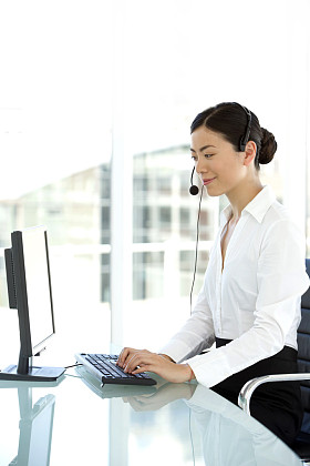 带耳机的亚洲客户服务代表图片