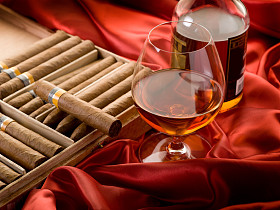 古巴雪茄和酒红色缎面