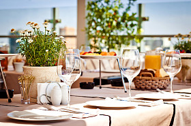 夏天的露台咖啡厅设置图片