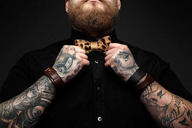 男人穿着黑色的衬衫和领结