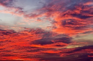 美麗多彩的夕陽的天空。紅顏色的天空背景