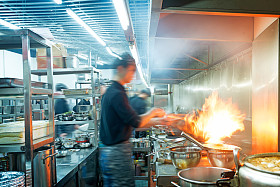 餐厅厨房的厨师照片