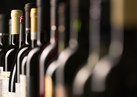 瓶的葡萄酒视图图片
