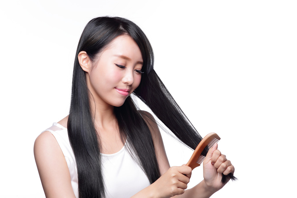 女人梳理头发照片