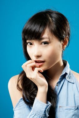 有吸引力的年轻女孩