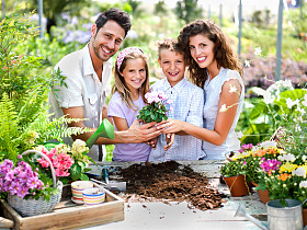 幸福的家庭园艺的工作中得到乐趣