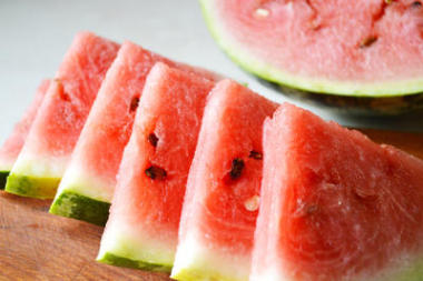 西瓜切成块照片