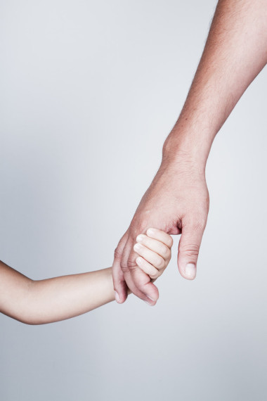 儿童握着父亲的手