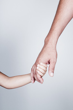 儿童握着父亲的手