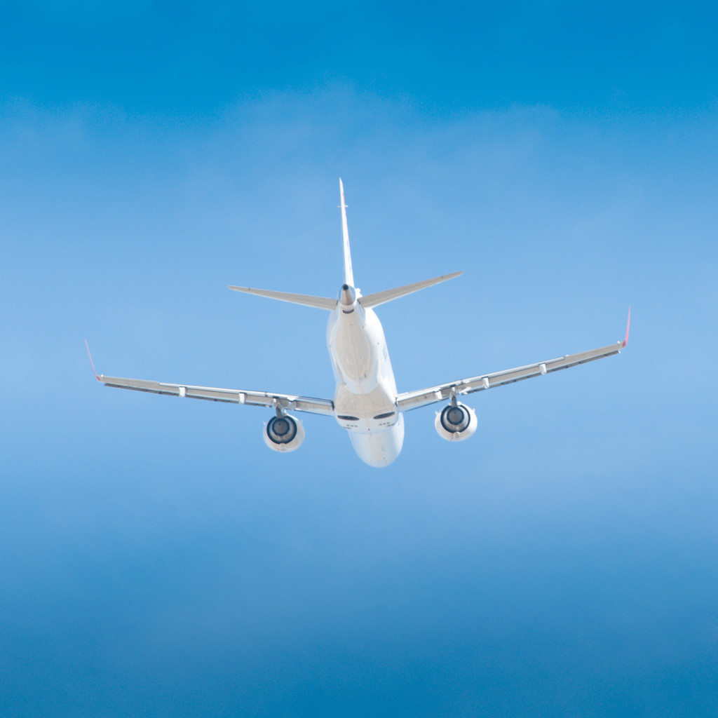 飞行的飞机图片