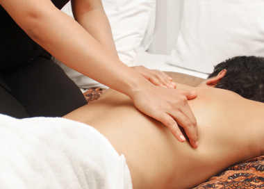 按摩療法中的男人