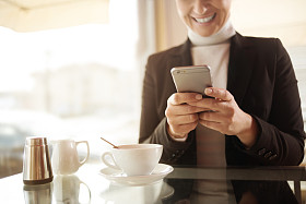 女人在酒吧里与她电话聊天图片